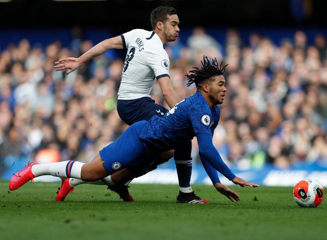 帽子戏法，莱万当选塞尔塔vs巴萨全场最佳（莱万戴帽，荣膺塞尔塔战巴萨全场最佳）