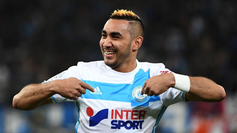 邮报：明年世界杯上下半场中段设强制补水时间，每次三分钟（邮报：明年世界杯将于上下半场中段设三分钟强制补水暂停）