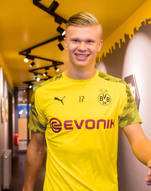 官方：沃尔夫斯堡体育总监申齐洛茨离任