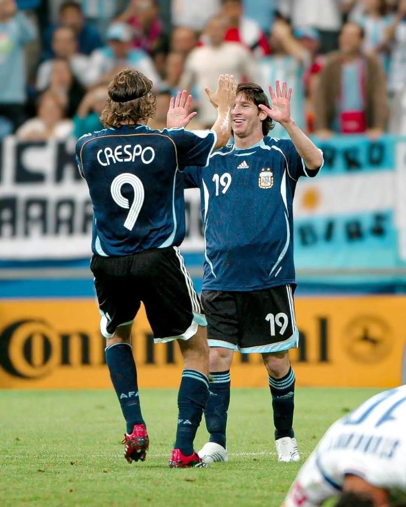 德甲半场：卡尔、奥利塞互送传射，拜仁暂2-2弗赖堡（德甲半场战报：卡尔与奥利塞互相传射，拜仁暂与弗赖堡2比2）