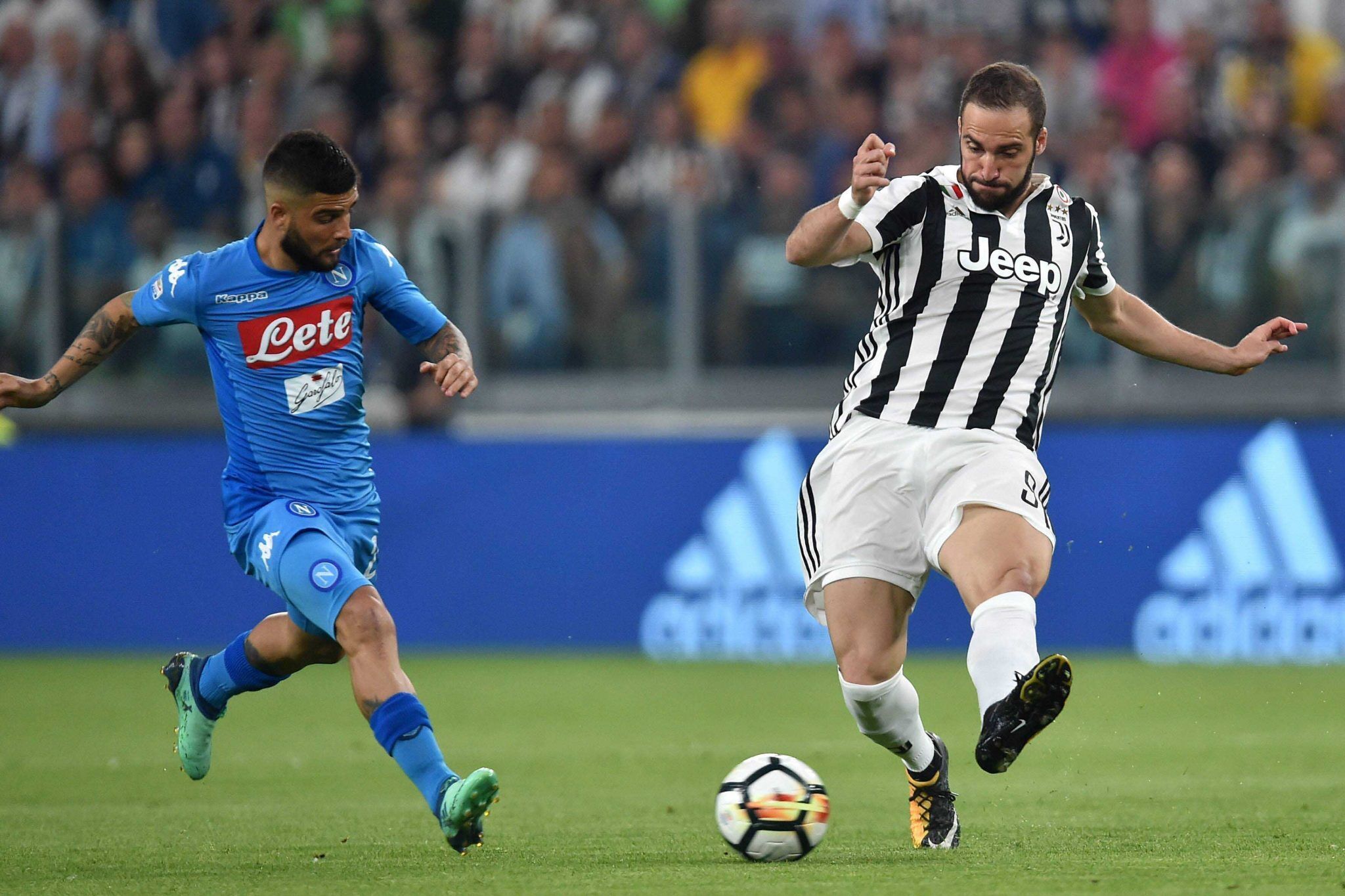 科贝记者：法兰克福球迷往巴萨球迷区投掷杂物甚至发射焰火（科贝记者：法兰克福球迷在巴萨球迷区投掷杂物并施放焰火）