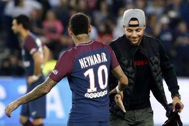 三连败！利物浦1-4埃因霍温，范戴克送点，德里乌赫双响（利物浦遭三连败：1-4不敌埃因霍温，范戴克送点，德里乌赫梅开二度）